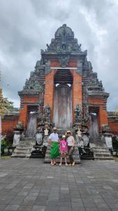 „Taman Ayun Tempel in Bali – historische balinesische Tempelanlage mit Wassergräben und Meru-Türmen, UNESCO-Weltkulturerbe“