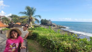 „Tanah Lot Tempel auf Bali – berühmter Meerestempel auf einer Felseninsel bei Seminyak, beliebtes Fotomotiv bei Besuchern“